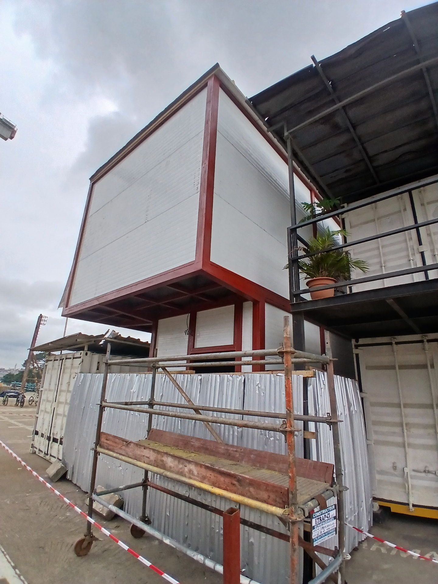 Bureaux préfabriqués R+1 à Abidjan Carena : structure métallique, panneaux sandwichs et bardage blanc en cours de finition — vue 4